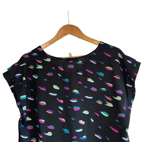 BCBG Generation printed short sleeve v-neck blouse - Picture 5 of 7